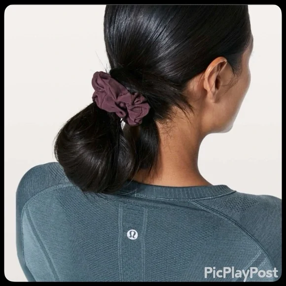 Lululemon Uplifting Scrunchie Set of 2 in Cosmic Blue and Arctic Plum (NWT) - Picture 4 of 9